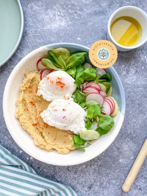 Szybkie śniadanie z jajkiem, hummusem i warzywami. Wysokobiałkowy posiłek na śniadanie.