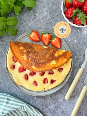 Szybki przepis na sycące śniadanie. Puszysty omlet z niską zawartością węglowodanów.