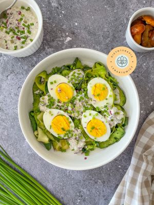 Zdrowe śniadanie z gotowej diety low carb o niskiej zawartości węglowodanów. Posiłek dający dużo energii na rozpoczęcie dnia.