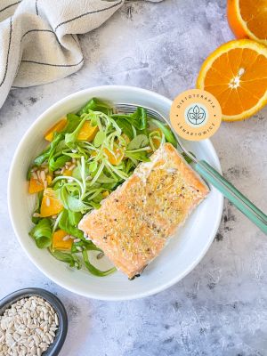 Obiad z rybą jako propozycja na zdrowy posiłek dla osób odchudzających się. Redukcja na diecie low carb.