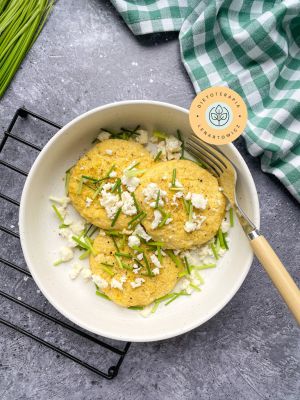 Kotleciki z kalafiora z serem feta i szczypiorkiem jako pomysł na zdrową ciepłą kolację. Przepis w gotowej diecie LOW CARB.