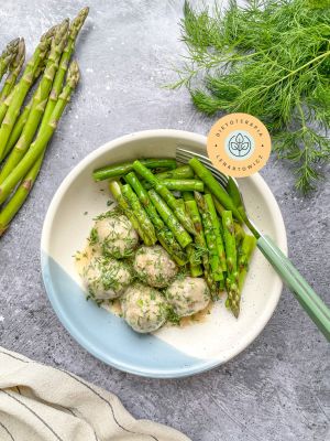 Tradycyjne pulpety w sosie koperkowym ze szparagami. Danie z gotowej diety LOW CARB idealne dla osób na redukcji lub chcących zdrowo się odżywiać.