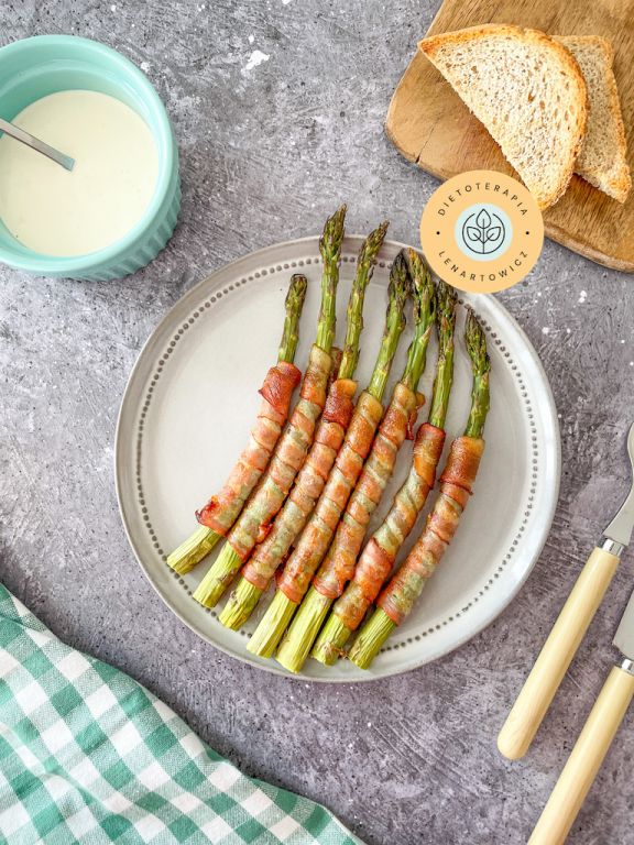 Prosty przepis ze szparagami, pomysł na ciepłą i zdrową kolację, danie z gotowej diety LOW CARB dla osób na redukcji i chcących zdrowo się odżywiać.