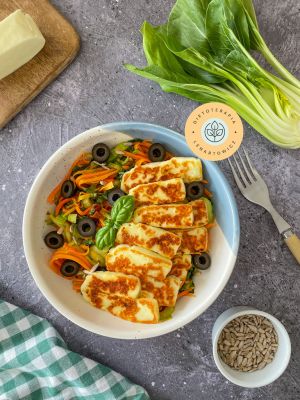 Pomysł na zdrowy obiad z halloumi i warzywami, przepis z gotowej diety LOW CARB od dietetyka klinicznego.