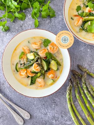 Ciepła kolacja, obłędnie pyszne orientalne danie, zupa z krewetkami, cukinią, mlekiem kokosowy i pastą Thom Kha.