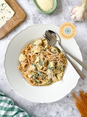 Niskowęglowodanowy makaron z kurczakiem i sosem serowym, zdrowy obiad dla całej rodziny.