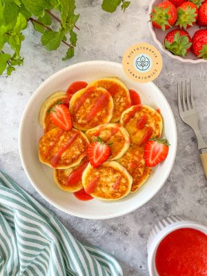 Niebanalne serniczki do przygotowania w 10 minut jako propozycja na zdrowe słodkie i sycące śniadanie.