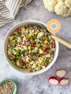 Sałatka bogata w polifenole i antyoksydanty, pomysł na kolację przy redukcji. Posiłek LOW CARB.