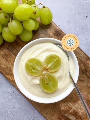 Ciepłe słodkie śniadanie, odżywcze i energetyczne, z kaszą jaglaną i owocami, idealne dla dzieci przed szkołą.