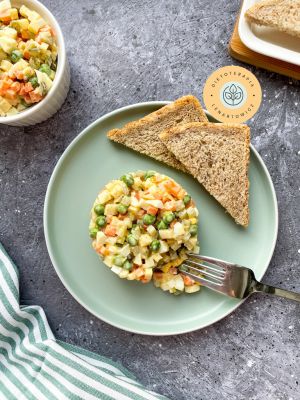 Tradycyjna polska sałatka jarzynowa. Idealna potrawa dla zdrowych jelit, przepis z gotowej diety od dietetyka klinicznego.