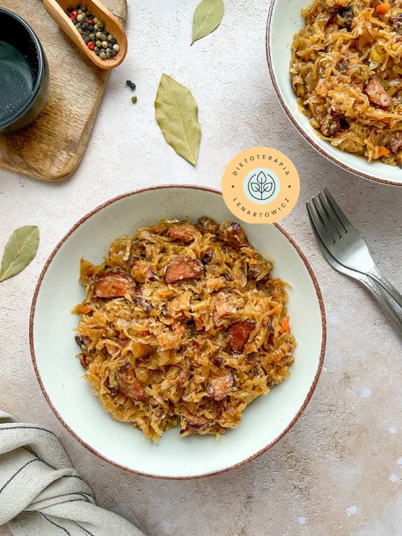 Przepis na bigos z kiełbaską i boczkiem można znaleźć w gotowej diecie LOW CARB Małgorzaty Lenartowicz.