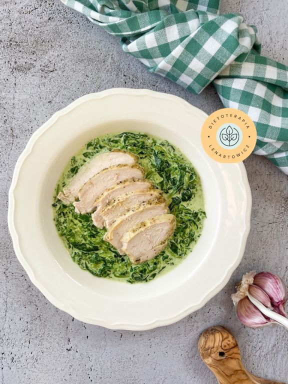 Szybka kolacja na ciepło z dużą ilością białka zwierzęcego w postaci drobiu. Niska ilość węglowodanów sprzyja odchudzaniu i dobremu samopoczuciu.