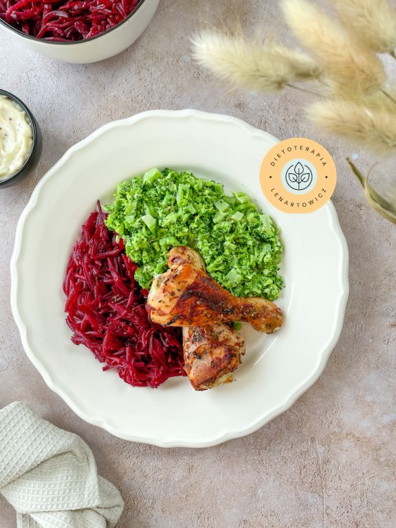 Szybki obiad z kurczakiem, buraczkami i brokułami, dla osób na diecie niskowęglowodanowej.