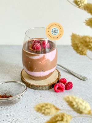 Zdrowy deser czekoladowy z malinami jako przekąska lub pomysł na śniadanie. Szybki przepis z gotowej diety low carb.