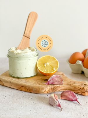 Przepis na sos aioli jako zdrowy dodatek do potraw, nie zawierający żadnych sztucznych konserwantów. Tylko jajka, olej, cytryna, czosnek, musztarda i dodatki.