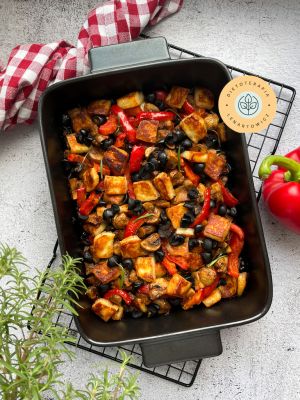 Ser halloumi i warzywa zapiekane w piekarniku jako propozycja na szybką i pyszną ciepłą kolację dla osób po treningu lub na diecie niskowęglowodanowej i keto.