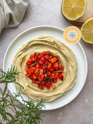 Szybkie wegańskie śniadanie z hummusem i papryką, odżywcze i  obłędnie smaczne. Przepis z diety LOW CARB od dietetyka klinicznego.