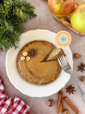 Nietuzinkowy omlet z masłem orzechowym, migdałami, jabłkiem, przyprawa do piernika i cynamonem. Słodkie zdrowe i odżywcze śniadanie.