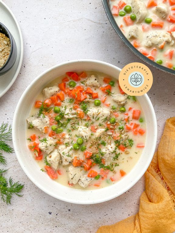 Tradycyjna potrawka z kurczaka jako pomysł na szybki zdrowy posiłek dla osób na diecie low carb.