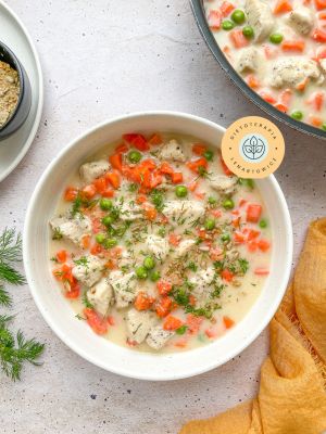 Tradycyjna potrawka z kurczaka jako pomysł na szybki zdrowy posiłek dla osób na diecie low carb.