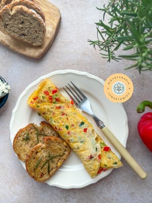 Omlet z warzywami i serem jako pomysł na ciepłe wytrawne śniadanie na diecie LOW CARB.