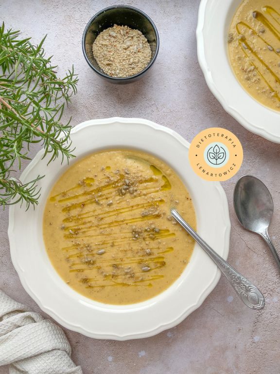 Krem z fasoli z oliwą, idealny ciepły posiłek, pełen zdrowych wartości odżywczych, szybki w przygotowaniu.