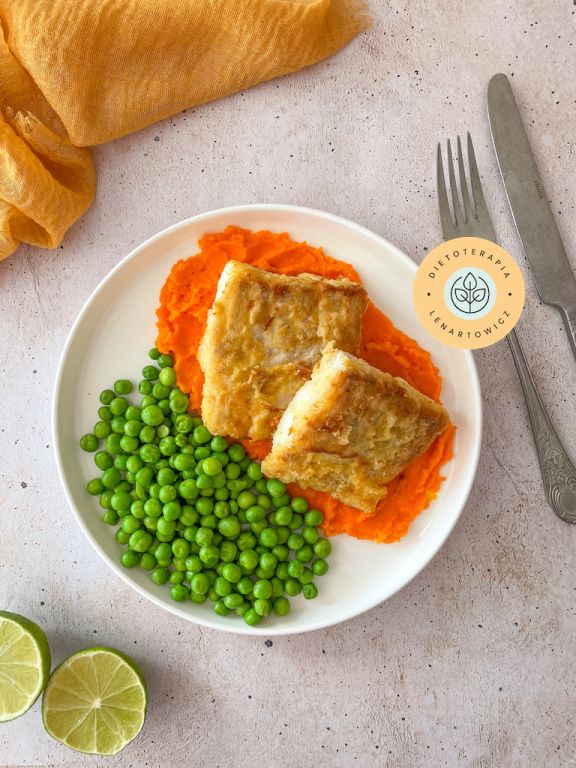 Obiad z rybą, sosem i groszkiem, szybki posiłek dla całej rodziny, pełen zdrowych wartości i kwasów Omega-3.