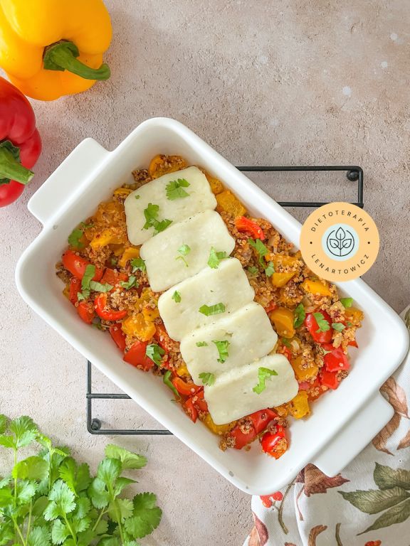 Ciepła zdrowa i szybka kolacja z halloumi, komosą, kolendrą i warzywami. Smaczne danie w 20 minut od dietetyka klinicznego.