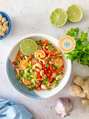 Zdrowa kolacja w orientalnym stylu, z krewetkami, komosą, orzechami, papryką, limonką i przyprawami.