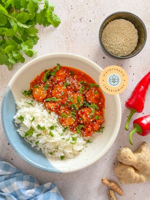 Pomysł na ciepłą kolację z ryżem i kiełbaskami w sosie w stylu orientalnym.