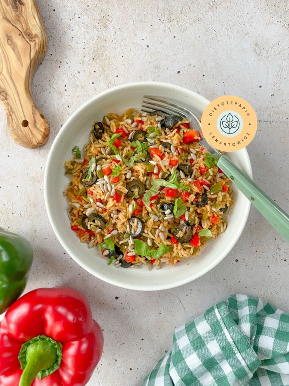 Danie obiadowe dla wegetarian z ryżem, papryką, oliwkami, do przygotowania w 10 minut.