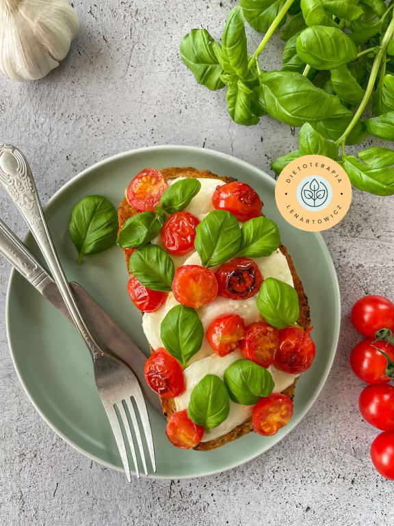 Wegetariańskie odżywcze śniadanie na ciepło z pieczywem i mozzarellą.