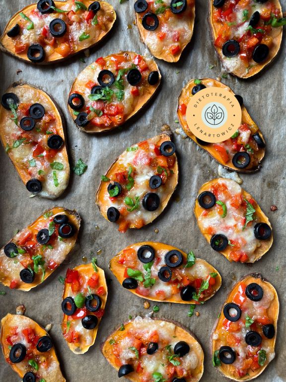 Pomysł na ciepłą odżywczą kolację dla wegetarian z batatem, mozzarellą, oliwkami i dodatkami. Dieta gotowa Low CARB.
