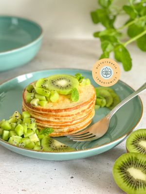 Placuszki serowo-orkiszowe o smaku wanilii i mięty z dodatkiem kiwi. Szybie słodkie i zdrowe śniadanie dla dziecka.