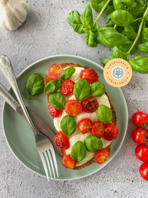 Wegetariańskie odżywcze śniadanie na ciepło z pieczywem i mozzarellą.