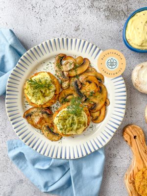 Wegetariańskie burgery z ciecierzycy jako pomysł na obiad o niskim indeksie glikemicznym dla osób na ketozie lub diecie low carb.