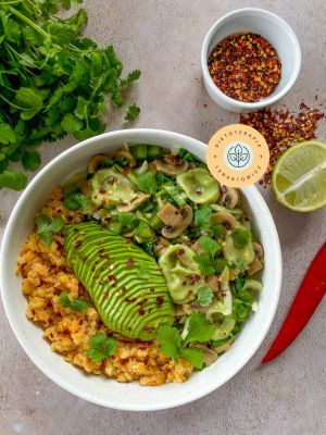 Pomysł na zdrową kolację wege z soczewicą, kolendrą, awokado, limonką. Danie z diety dla wegetarian.