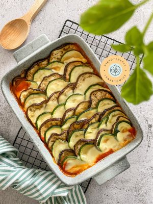 Bakłażan i cukinia zapiekane z mozarellą i sosem pomidorowym z dodatkiem przypraw. Danie wegetariańskie z gotowej diety od dietetyka klinicznego..