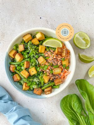 Orientalne danie dla wegetarian, z tofu, fasolą szparagową, kapustą chińską, marchewką i dodatkami.