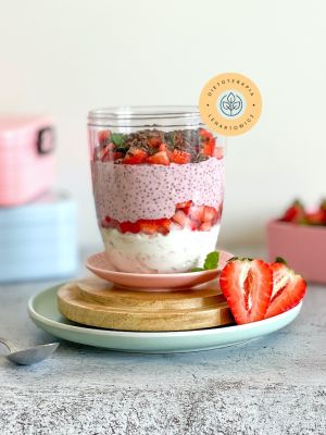 Słodkie zdrowe śniadanie do zabrania do pracy, z jogurtem, chia, migdałami, orzechami i czekoladą.