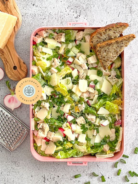 Sałatka z kukurydzą, szczypiorkiem, kurczakiem, parmezanem, aioli i dodatkami jako pomysł na zdrową dietetyczną kolację.