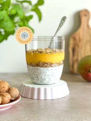 Lunchbox wege z mango, chia, orzechami, i migdałami. Zdrowy deser dla dziecka.