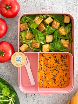 Orientalna sałatka w pudełku z tofu, roszponką, sosem, jajkami, cieciorką. Idealny posiłek dietetyczny dla wegetarian.