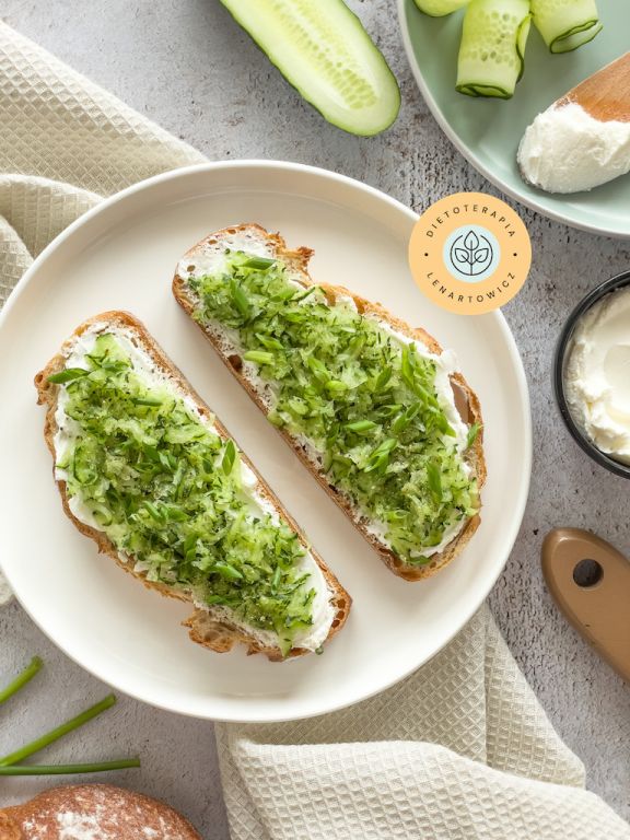 Śniadanie dla dzieci bogate w wapń niezbędny do budowy kości.