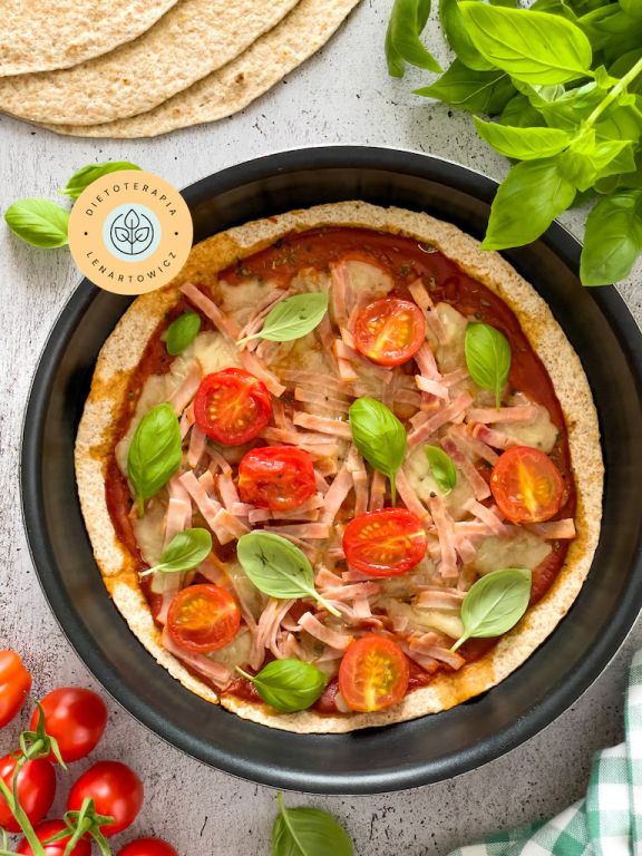 Ciepła kolacja w formie pizzy, zdrowy i pyszny posiłek dla dziecka.