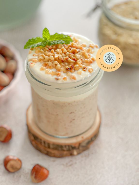 Słodkie zdrowe śniadanie dla dziecka na bazie płatków owsianych, jogurtu czekolady, daktyli i orzechów z diety o dietetyka klinicznego.