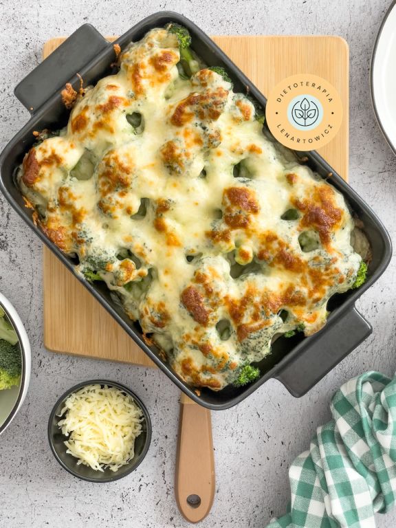 Ciepła zdrowa kolacja dla dziecka lub osób na diecie wegetariańskiej. Danie z brokułami zapiekanymi pod beszamelem.