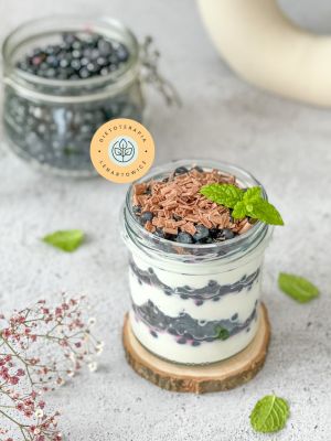 Słodki deser w słoiczku, przekładaniec jogurt i jagody, dieta dla dzieci nie tylko z otyłością od dietetyka klinicznego.