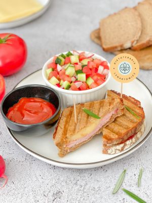 Pyszne dziecięce śniadanie z dodatkiem warzyw.