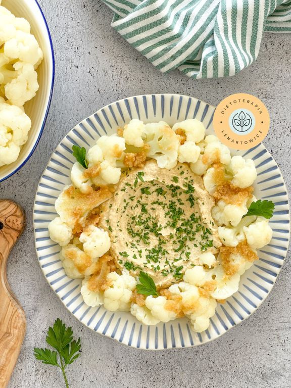Pomysł na ciepłą zdrową kolację z kalafiorem i hummusem, z gotowej diety od dietetyka.